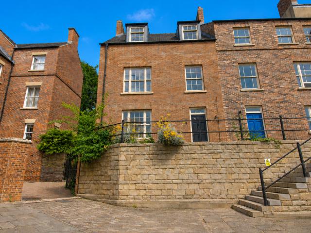 5 bedroom end of terrace house for sale