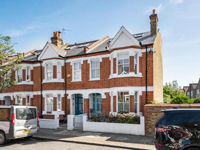 5 bedroom end of terrace house for sale