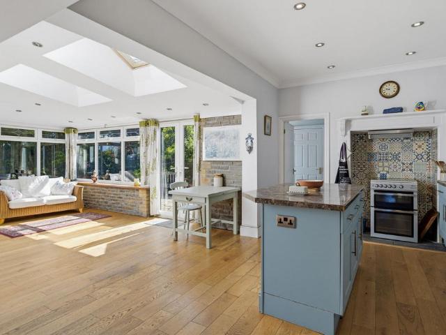 5 bedroom end of terrace house for sale