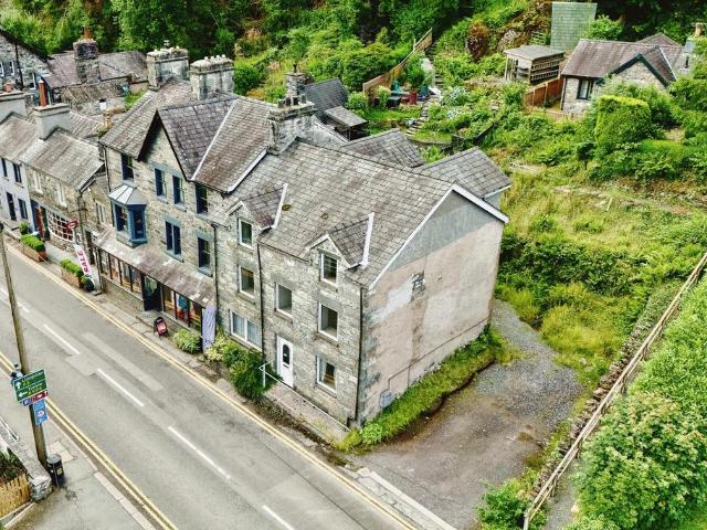 5 bedroom end of terrace house for sale