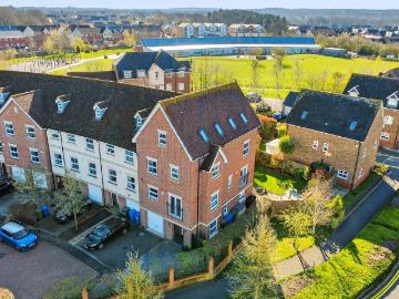 5 bedroom end of terrace house for sale