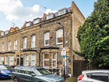 5 bedroom end of terrace house for sale