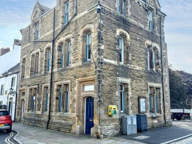 5 bedroom end of terrace house for sale