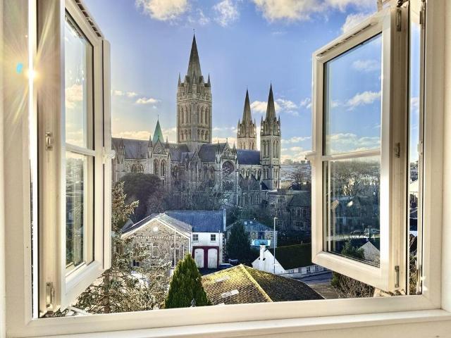 5 bedroom end of terrace house for sale