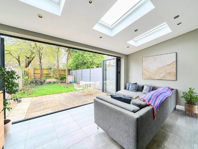 5 bedroom end of terrace house for sale