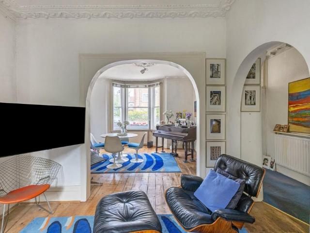 5 bedroom end of terrace house for sale