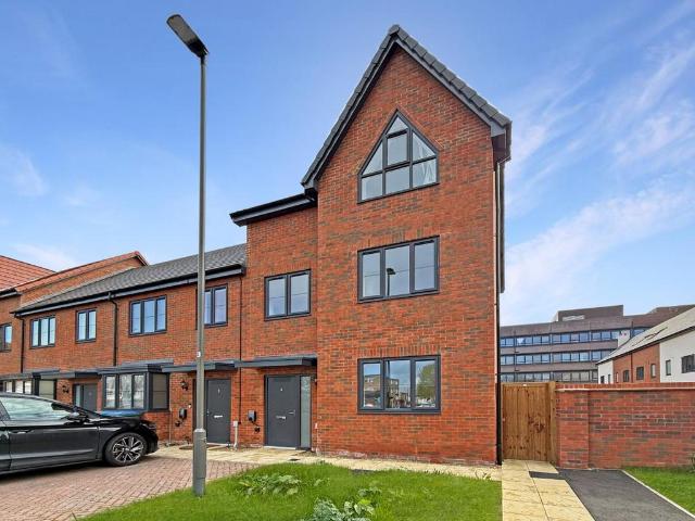 5 bedroom end of terrace house for sale