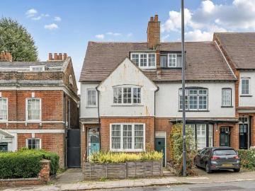 5 bedroom end of terrace house for sale