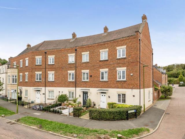 5 bedroom end of terrace house for sale