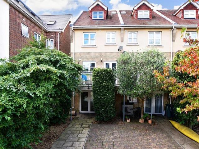5 bedroom end of terrace house for sale