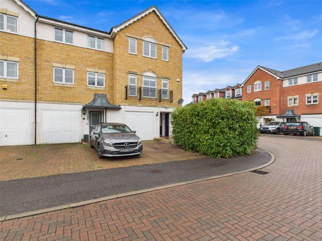 5 bedroom end of terrace house in Bowater Gardens, Sunbury On Thames, TW16