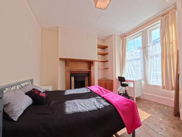 5 bedroom end of terrace house to rent