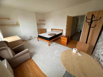 5 bedroom end of terrace house to rent
