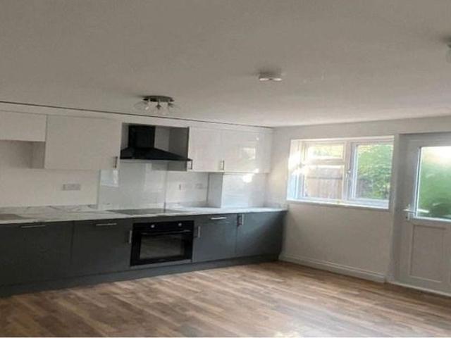 5 bedroom end of terrace house to rent