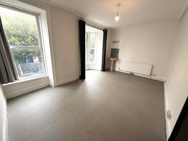 5 bedroom end of terrace house to rent