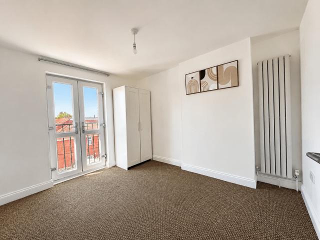 5 bedroom end of terrace house to rent