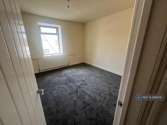 5 bedroom end of terrace house to rent