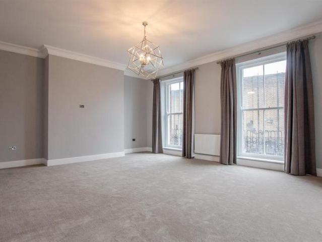 5 bedroom end of terrace house to rent