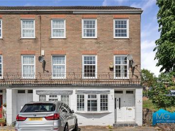 5 bedroom end of terrace house to rent