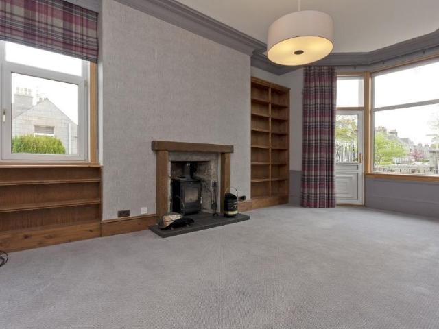 5 bedroom end of terrace house to rent