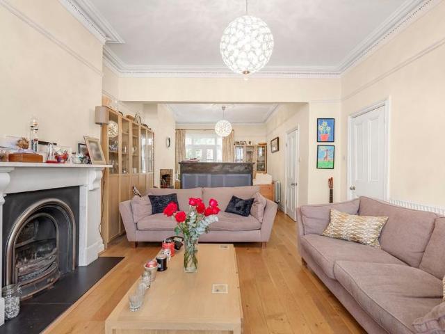 5 bedroom end of terrace house to rent