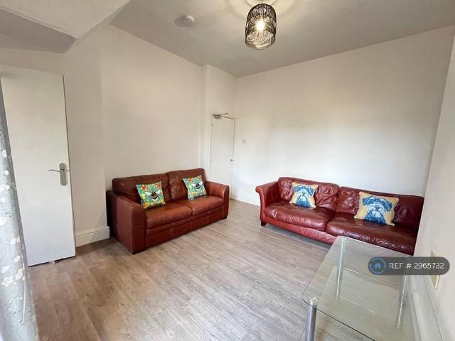 5 bedroom end of terrace house to rent