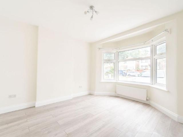 5 bedroom end of terrace house to rent