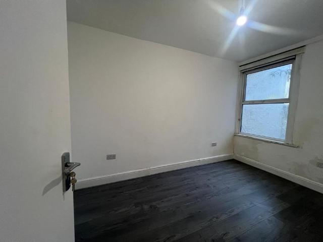 5 bedroom end of terrace house to rent