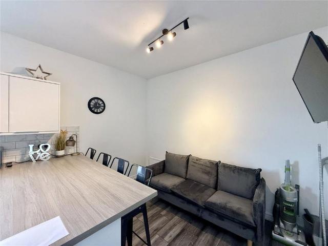 5 bedroom end of terrace house to rent