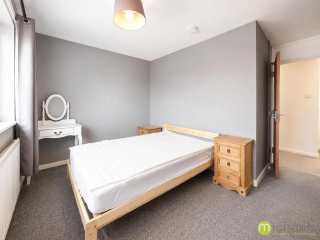 5 bedroom end of terrace house to rent