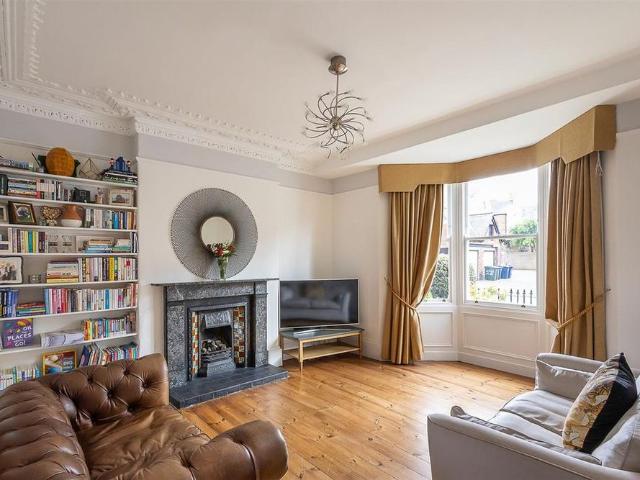 5 bedroom end of terrace house to rent