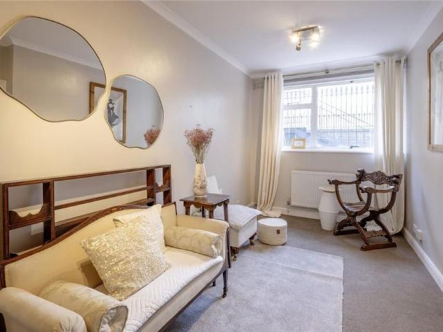 5 bedroom end of terrace house to rent