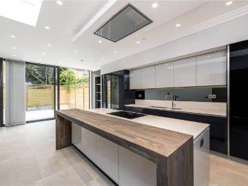 5 bedroom end of terrace house to rent