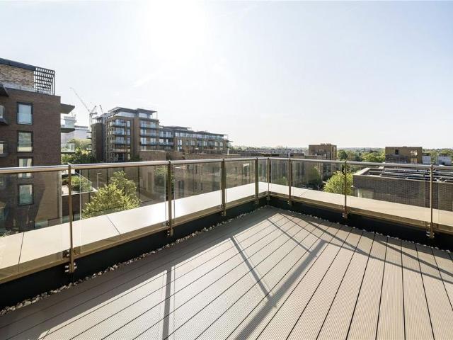 5 bedroom end of terrace house to rent