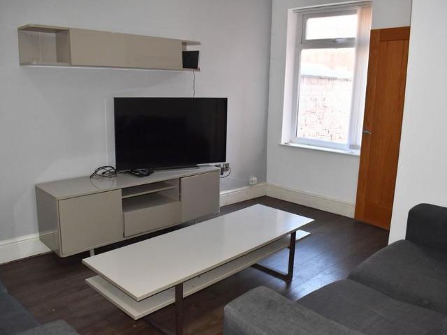 5 bedroom end of terrace house to rent