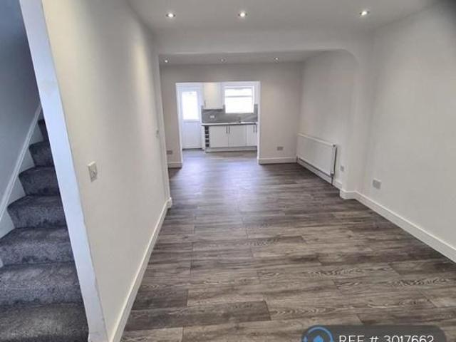 5 bedroom end of terrace house to rent