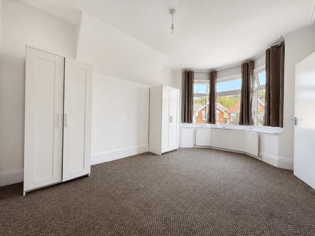5 bedroom end of terrace house to rent