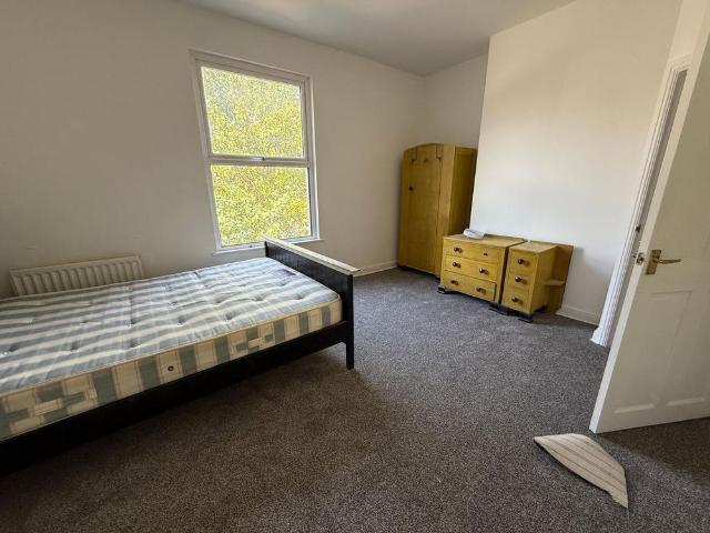 5 bedroom end of terrace house to rent