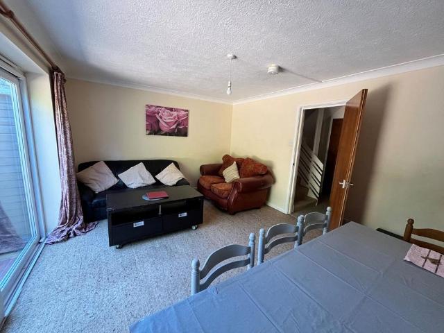 5 bedroom end of terrace house to rent