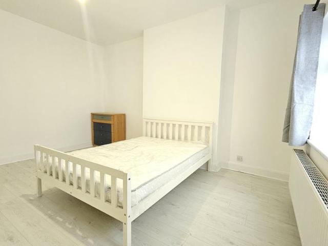 5 bedroom end of terrace house to rent
