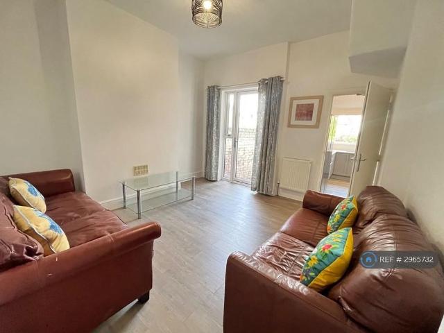 5 bedroom end of terrace house to rent