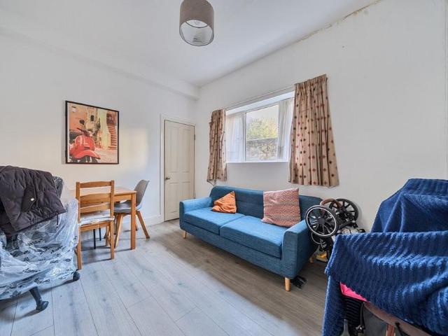 5 bedroom end of terrace house to rent