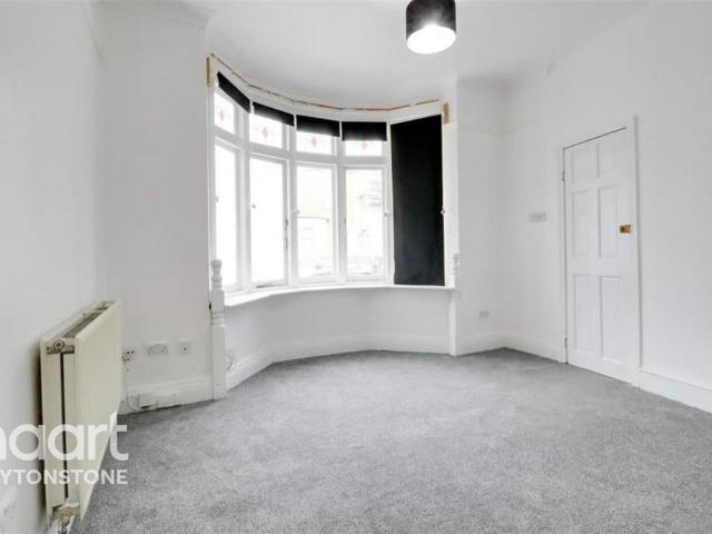 5 bedroom end of terrace house to rent