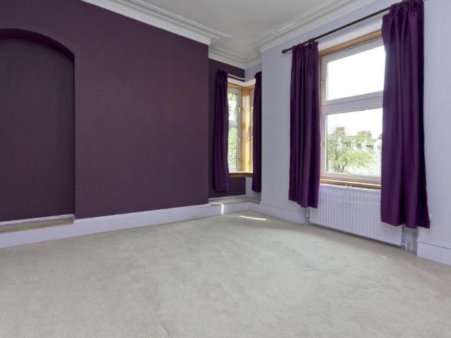 5 bedroom end of terrace house to rent