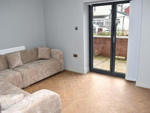 5 bedroom end of terrace house to rent