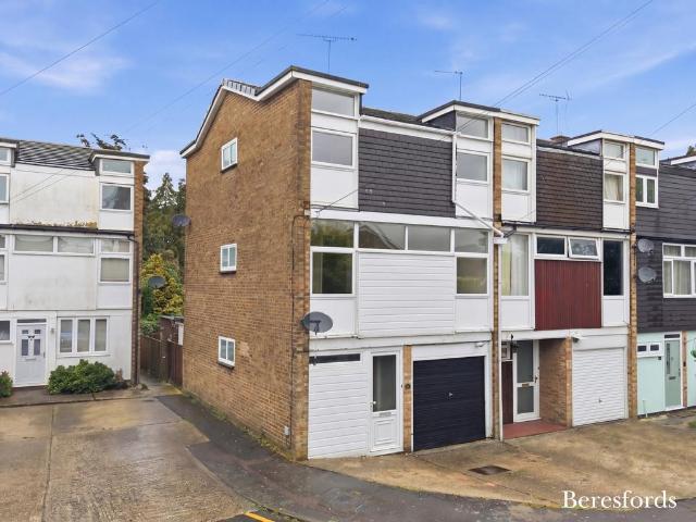 5 bedroom end of terrace house to rent