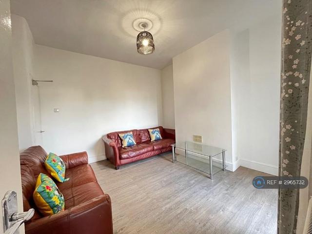 5 bedroom end of terrace house to rent