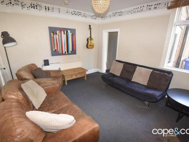 5 bedroom end of terrace house to rent