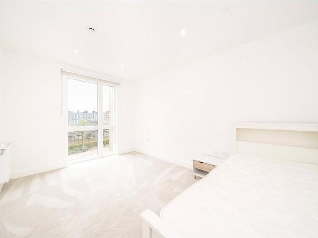 5 bedroom end of terrace house to rent