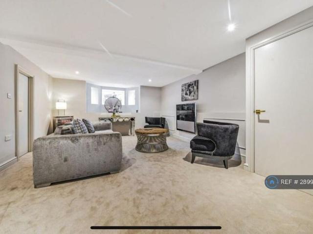 5 bedroom end of terrace house to rent